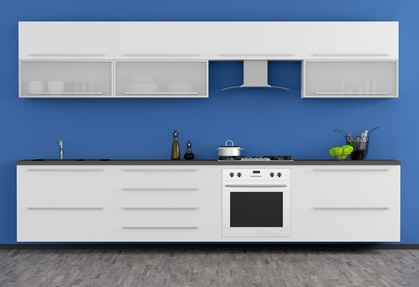 Küchenzeile vor blauer Wand