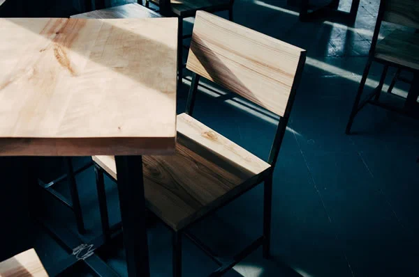Tisch und Hocker aus Massivholz