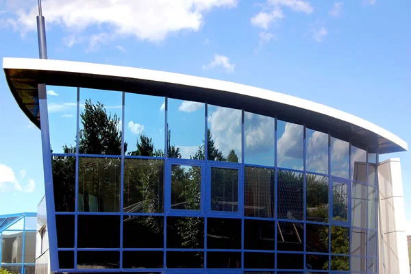 Gebäude mit Sonnenschutzfolie