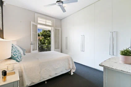 Schlafzimmer mit Deckenventilator
