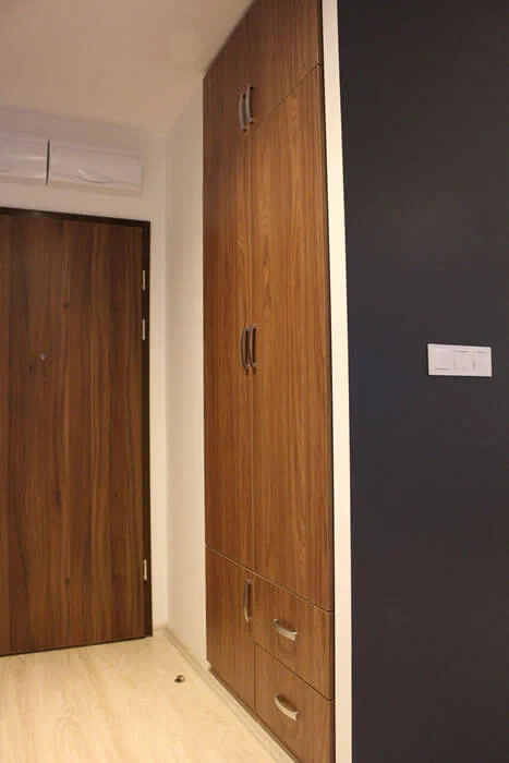 Einbauschrank in einer Nische im Flur