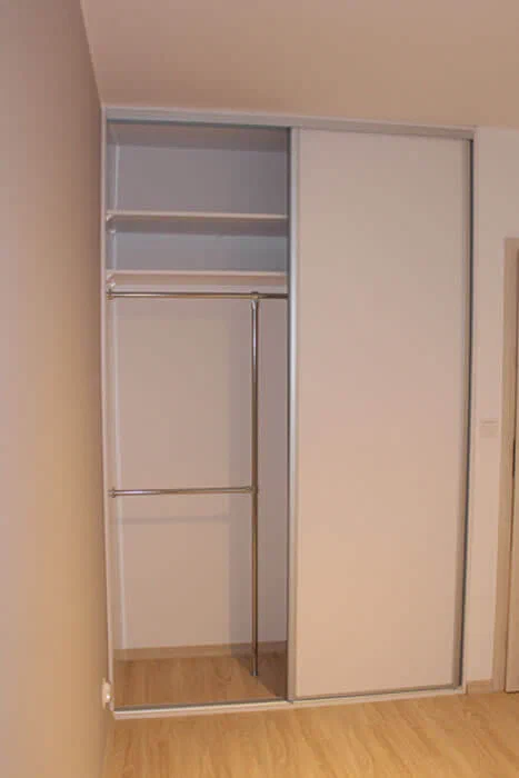 Einbauschrank mit Kleiderstange