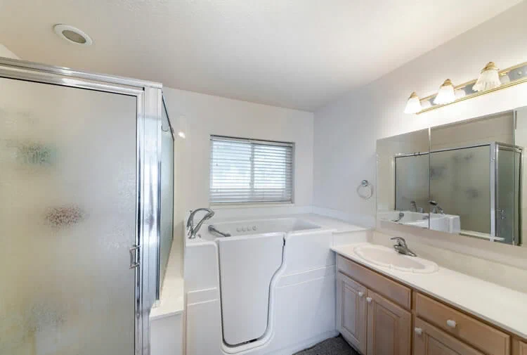 Barrierefreie begehbare Badewanne 