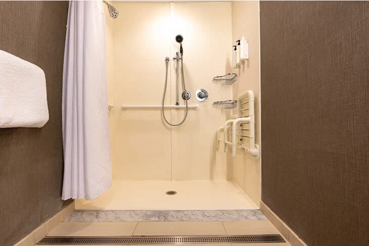 Barrierefreie begehbare Dusche