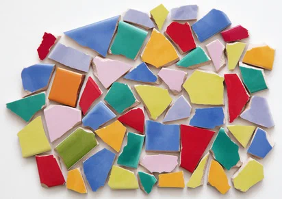 Ein hübsches Mosaik wertet die Möbel auf