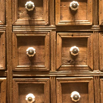 Hübsche Knäufe machen aus einem alten Schrank einen Hingucker.