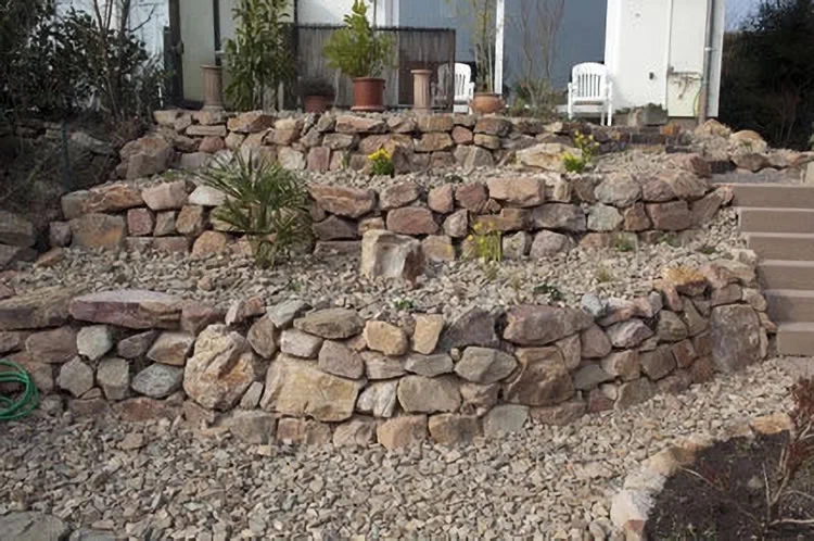 Selbst gebaute Trockenmauer