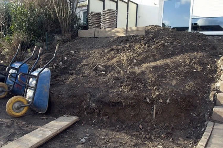 Fundament für die Trockenmauer ausheben