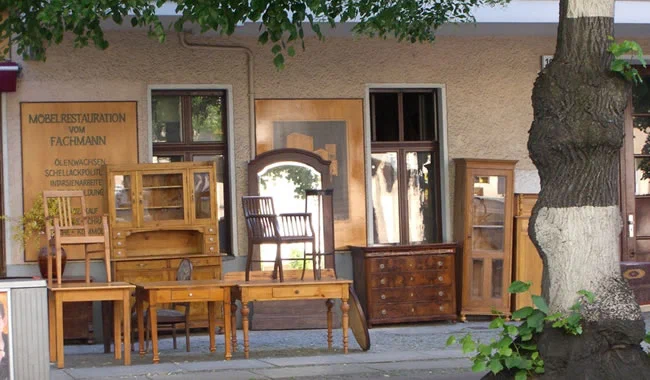 Antikmöbel am Straßenrand