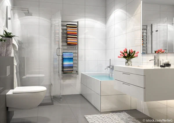 Badezimmer ganz in Weiß