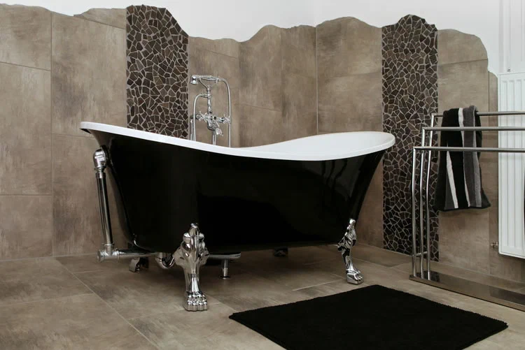 Freistehende Badewanne mit Füßen
