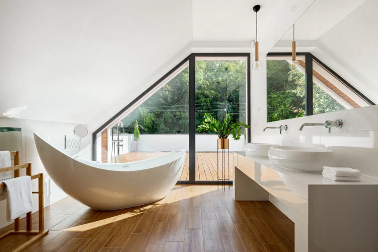 Freistehende Badewanne im Badezimmer