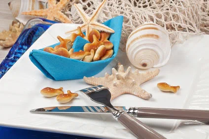 Maritime Deko mit Muscheln und Fischernetz
