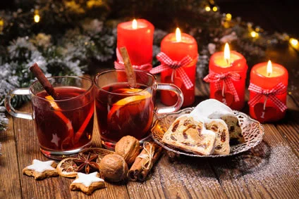 Winterlichte Deko mit roten Kerzen