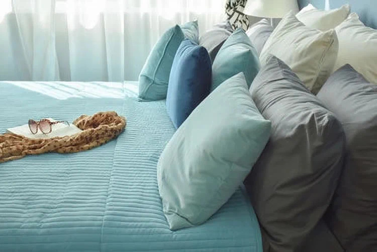 Viele Kissen als Dekoelement auf dem Bett