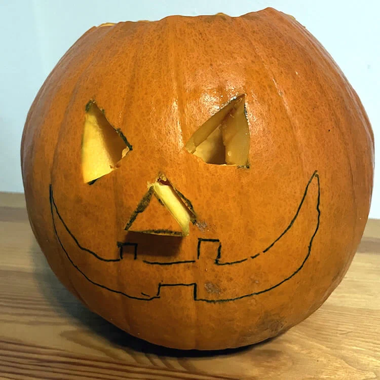 Halloween Kürbis schnitzen
