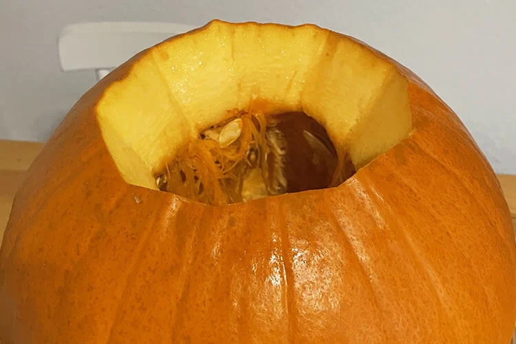 Aufgeschnittener Halloween Kürbis ohne Deckel