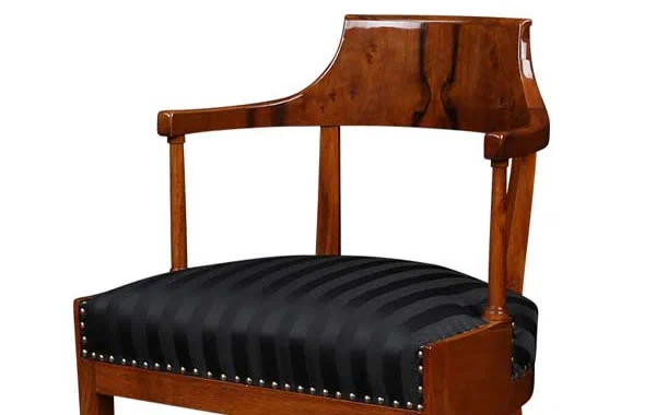 Gebogene Lehne bei einem Biedermeier Stuhl aus Nussbaum