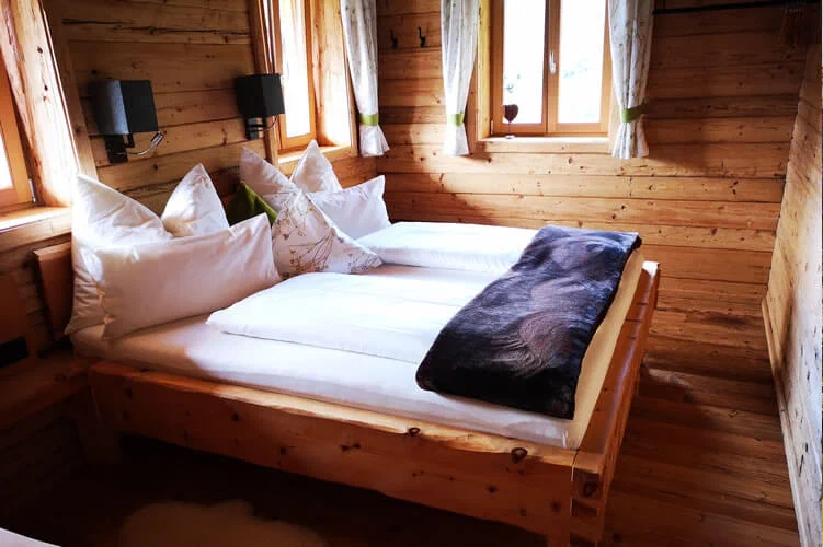 Bett aus Zirbenholz
