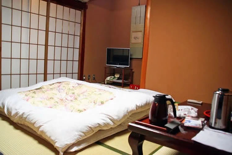 Japanisches Futonbett auf dem Boden