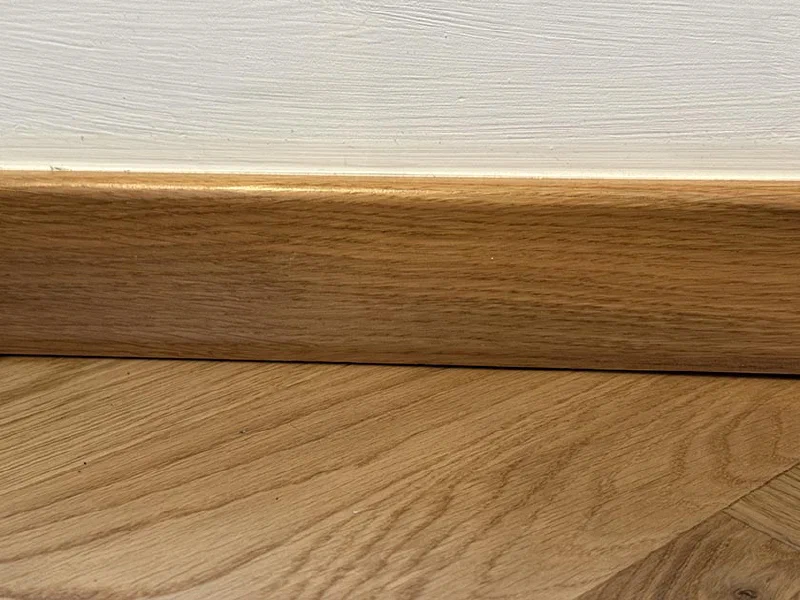 Neue Sockelleisten aus Eiche passend zum Parkett in Würzburg