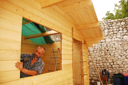 Heimwerker baut eigenes Gartenhaus