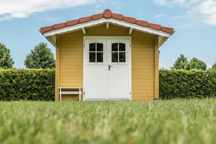 Holz-Gartenhaus mit Ziegeldach
