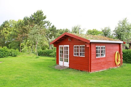 Rotes Gartenhäuschen mit Sprossenfenstern
