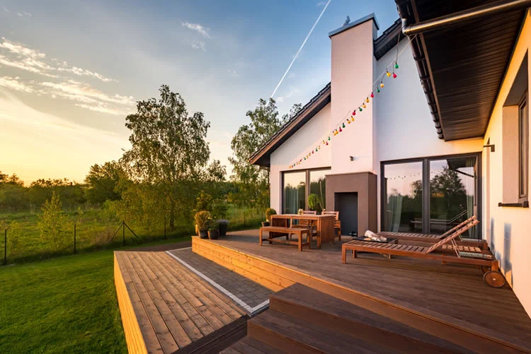 Terrasse mit Gartenmöbeln
