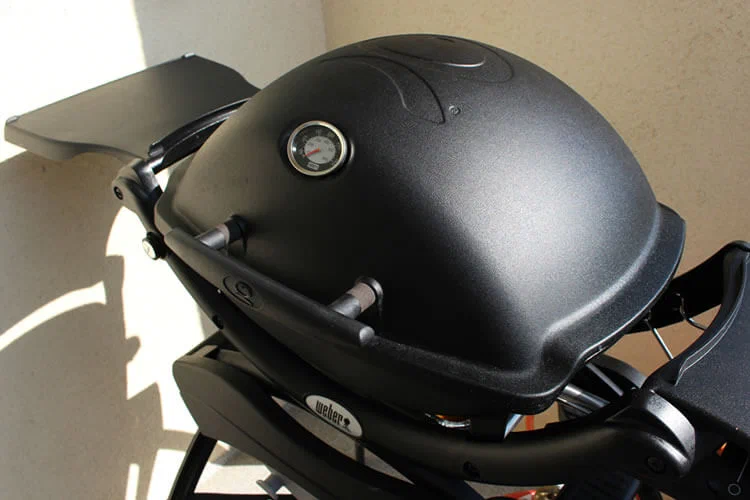 Gasgrill Weber auf dem Balkon