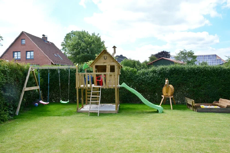 Kindgerechter Garten mit einem Spielbereich