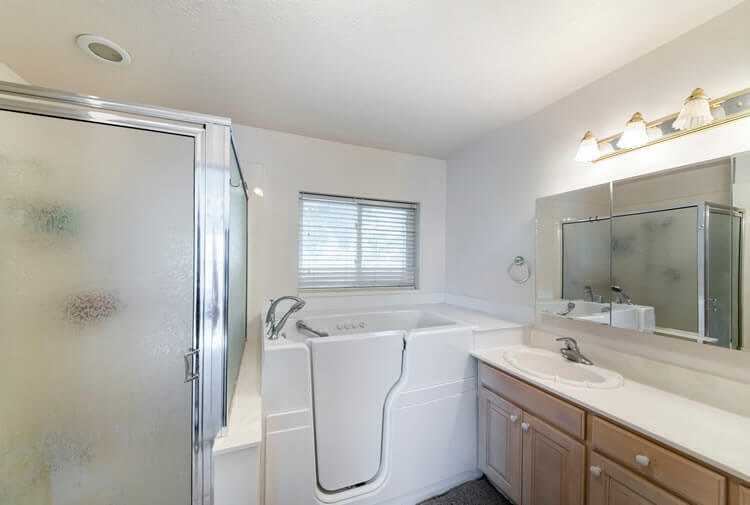 Barrierefreie begehbare Badewanne 