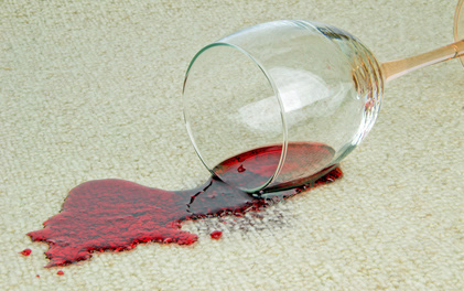 Frischer Rotweinfleck auf Teppichboden
