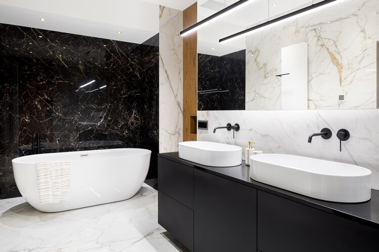 Badezimmer in schwarz-weiß