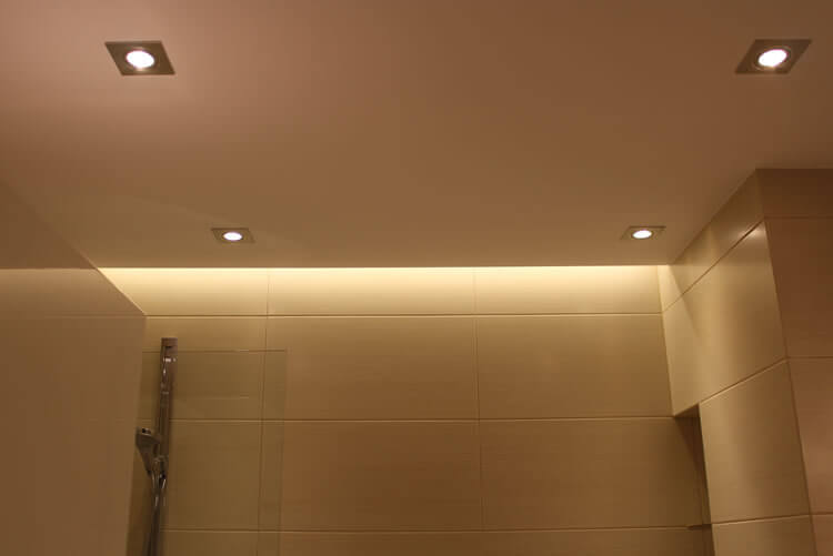 Indirekte Beleuchtung im Badezimmer