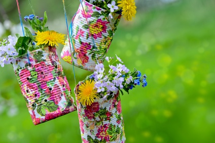Blumenkästen aus alten Dosen sind kreativ und hübsch anzusehen.