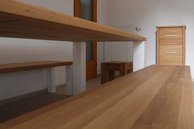 Esstisch mit Kommode im Hintergrund