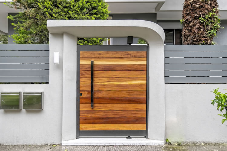 Schöne Eingangstür mit Holz