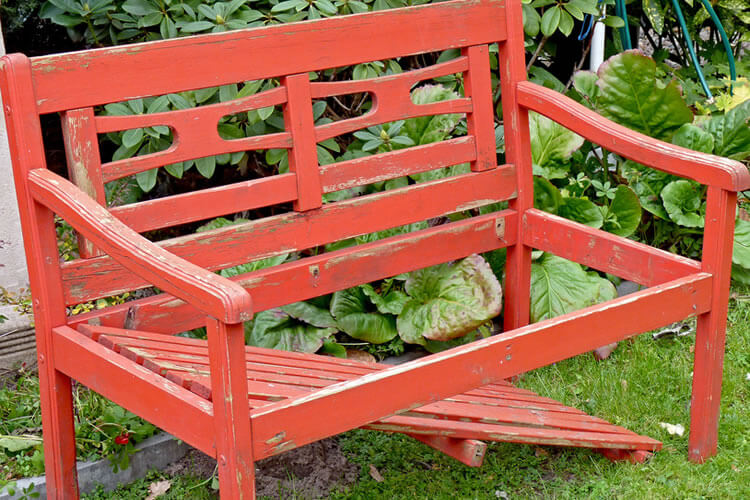 Gartenmöbel nach Schaden durch Unwetter