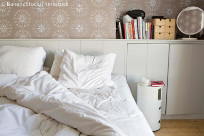 Unordentliches Bett nach dem Aufstehen