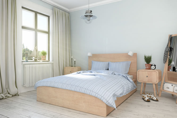 Massivholzbett im Schlafzimmer