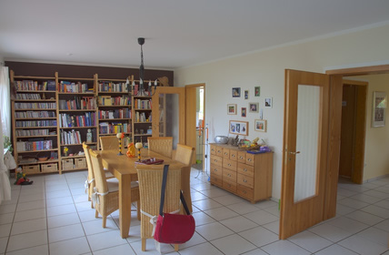Helles Holz lässt das Esszimmer größer wirken.