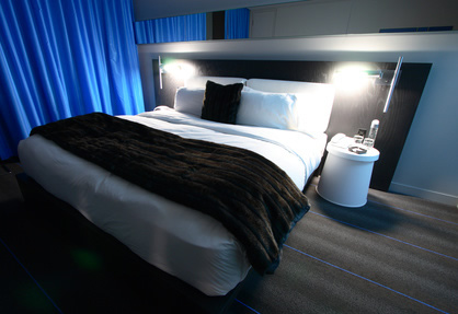 Dunkles Schlafzimmer mit Blau kombiniert
