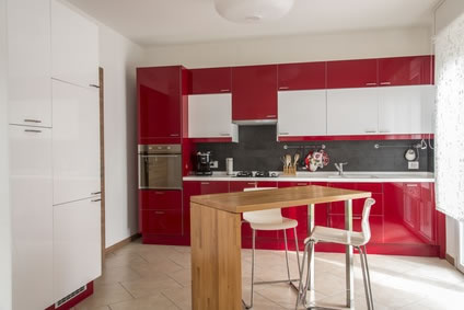Rote Küche mit Wandfarbe Weiß und grauen Kacheln