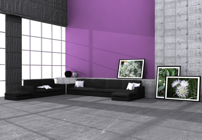 Schwarzes Sofa, grauer Boden und lila Wand