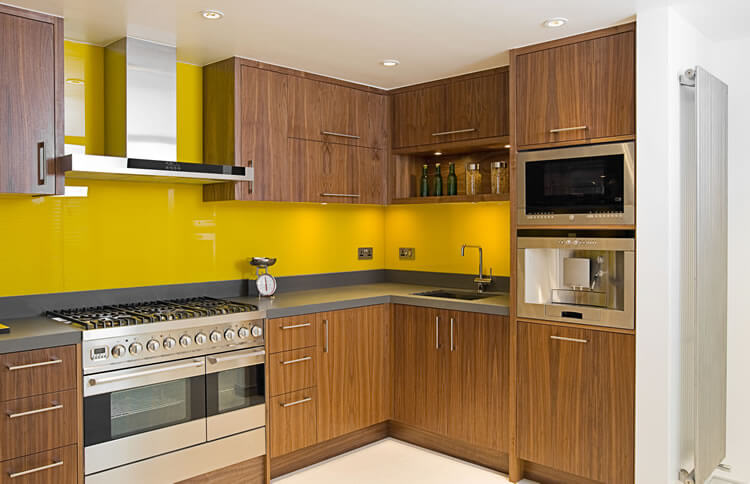 Küche in Nussbaum mit Wandfarbe Gelb