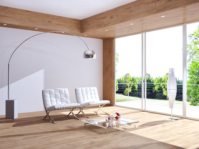 Weiße Möbel und Wände passen zu Holzböden