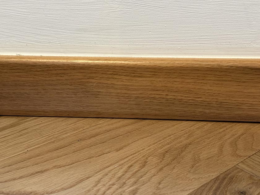 Neue Sockelleisten aus Eiche passend zum Parkett in Würzburg