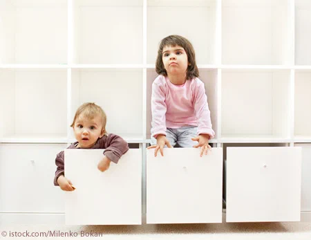 Kinder verstecken sich in einer Schublade