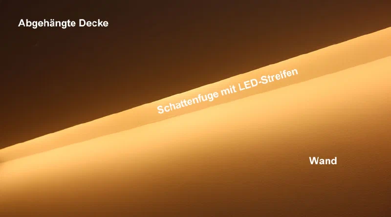 Indirekte Beleuchtung über Decke mit Schattenfuge